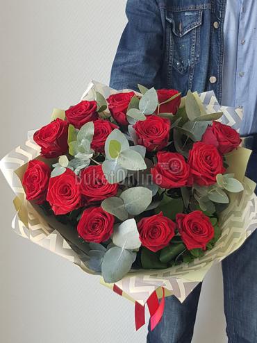 Цветы с доставкой Букет из 15 роз с эвкалиптом