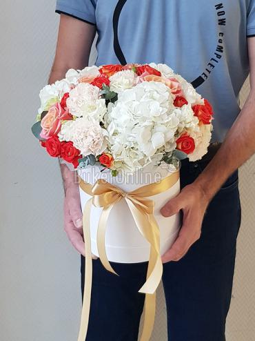 Букет цветов Шляпная коробка с эустомой, гортензией и розой
